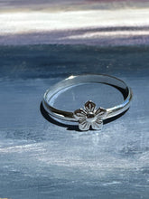 Load image into Gallery viewer, silver flower ring
