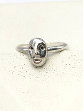 Load image into Gallery viewer, face ring I in silver
