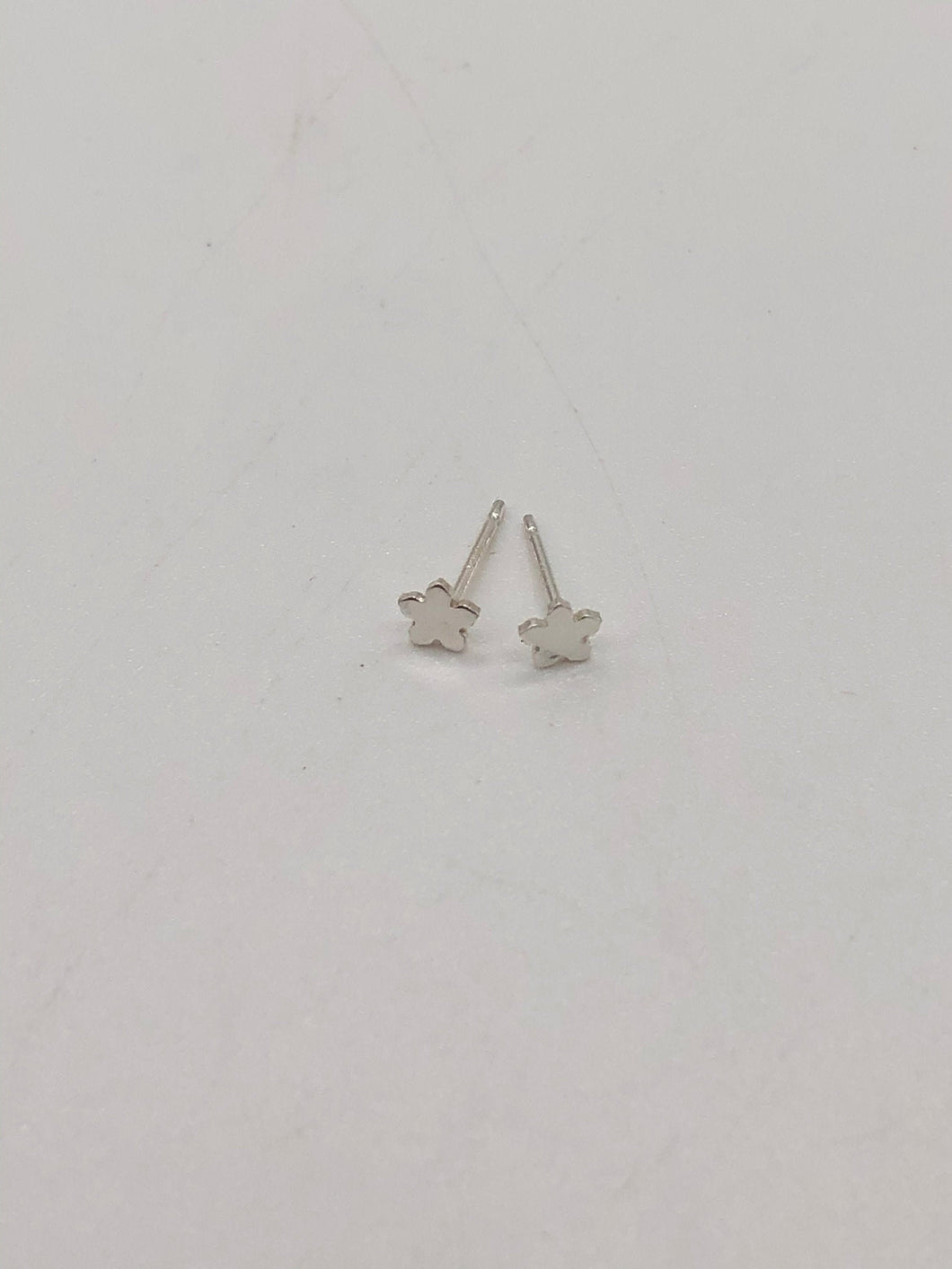 tiny silver flower stud earrings