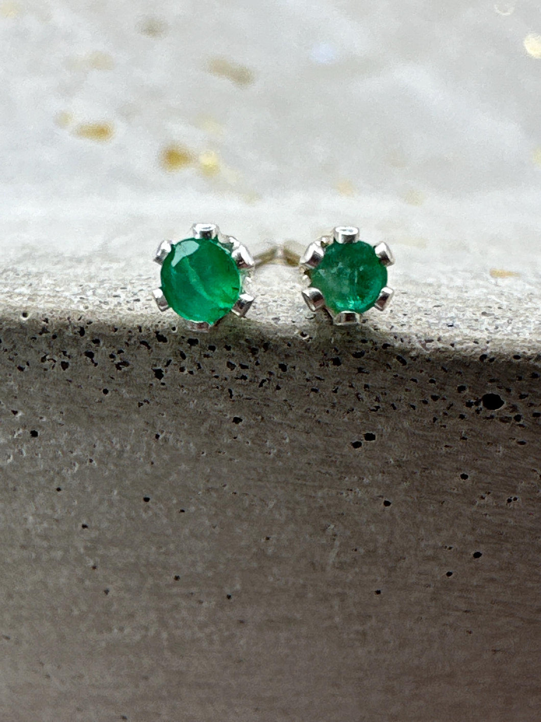 emerald stud earrings - 2mm