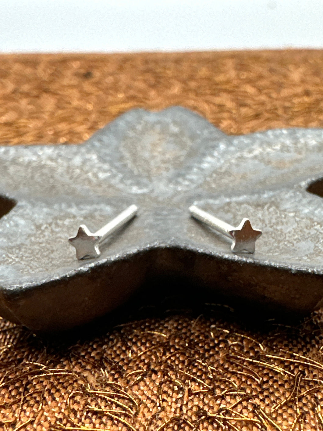 tiny silver 5-pointed star stud earrings