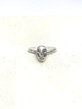 Load image into Gallery viewer, face ring I in silver
