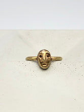 Load image into Gallery viewer, face ring I in brass
