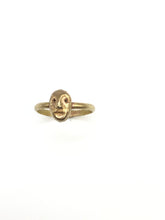 Load image into Gallery viewer, face ring I in brass
