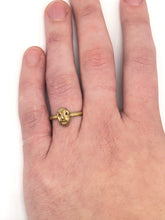 Load image into Gallery viewer, face ring I in brass
