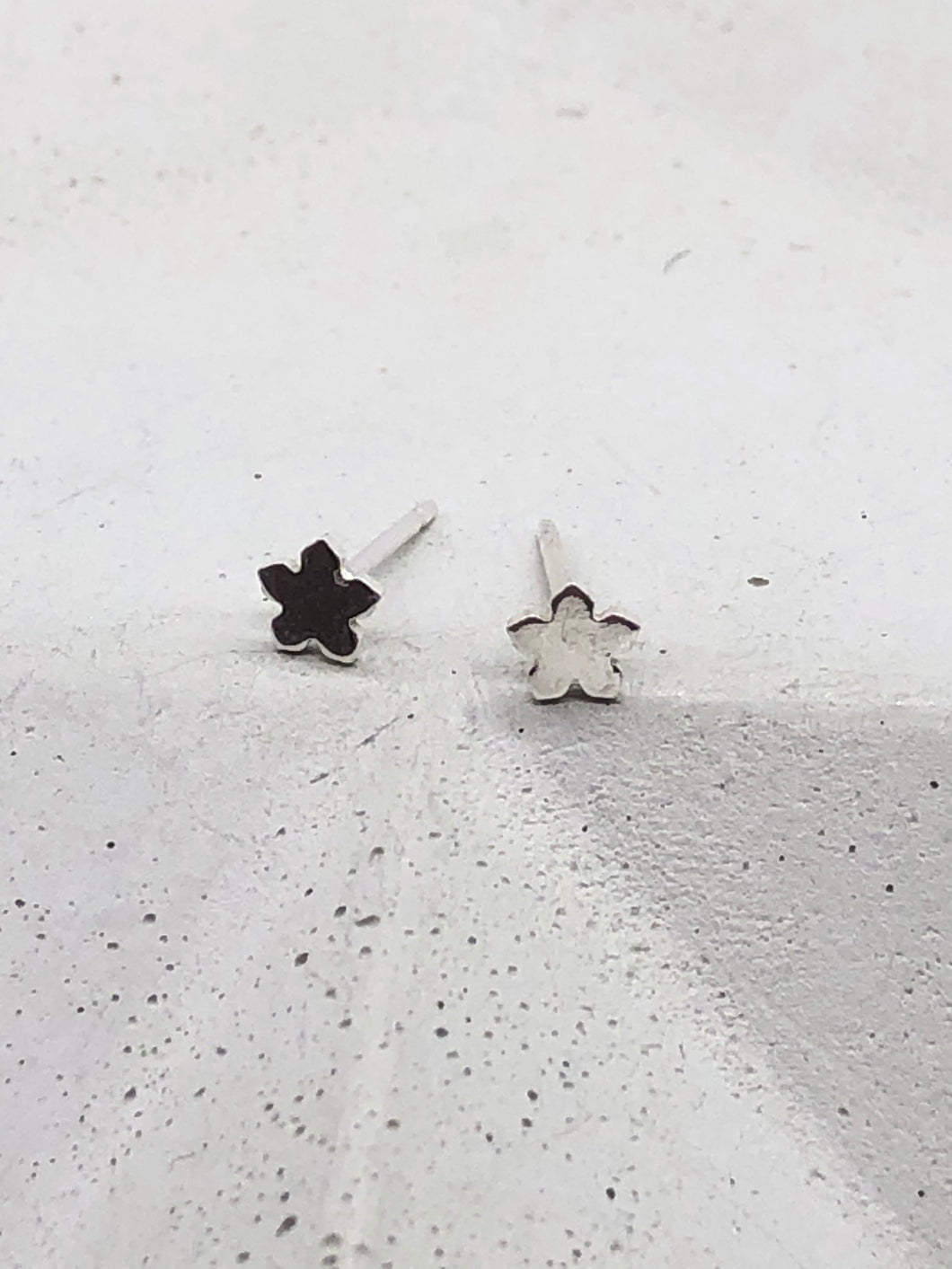 tiny silver flower stud earrings